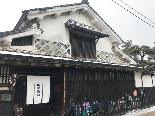 伝統的な建築様式「切妻妻入塗家造り」の「本石橋邸」は、江戸時代当時の地主の邸宅 / 木綿街道
