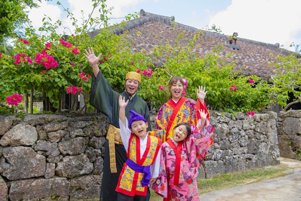 家族で琉球衣装を着て記念撮影。身長が120センチ以上あれば子供用のレンタルが可能だ