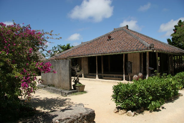 国の有形文化財に登録されている旧島袋家。明治期に建てられた民家で、築年数は156年