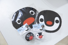 「ハンドタオル」(写真奥・各700円)と「マグネット」(同手前・各880円)