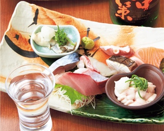 プロが選んだ日本酒を魚と合わせて気軽に！大阪・本町の「浅野サカナ日本酒店」