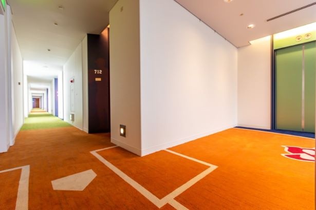 7階の廊下は、 ホームベースからマウンド(プレート)、2塁ベースまでを実寸で模したデザイン