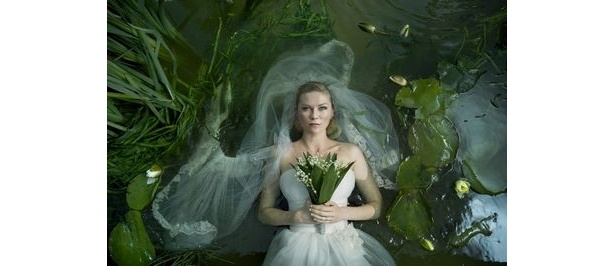 ラース・フォン・トリアー監督作品『メランコリア』。主演のキルスティン・ダンストは女優賞を獲得した