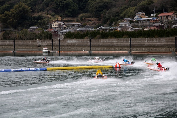 豪快な水しぶきを上げてターンを決める