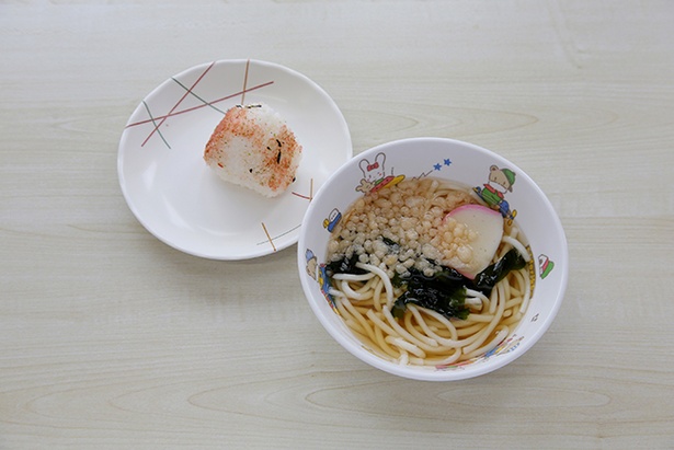 「お子様うどん」(おむすびまたはいなり付き 税込320円)