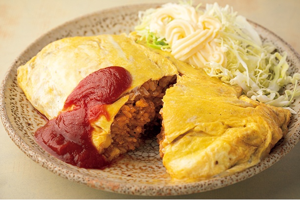 大人気の｢オムライス｣(800円)。バターで炒めたしっとり＆コクのあるケチャップライスを薄焼きの卵で包んでいる。シンプルで正統派な逸品