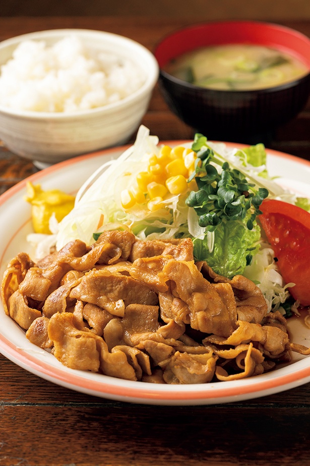 ｢豚焼肉｣(単品800円)。豚バラとたっぷり野菜を、約5時間煮込んだタレで