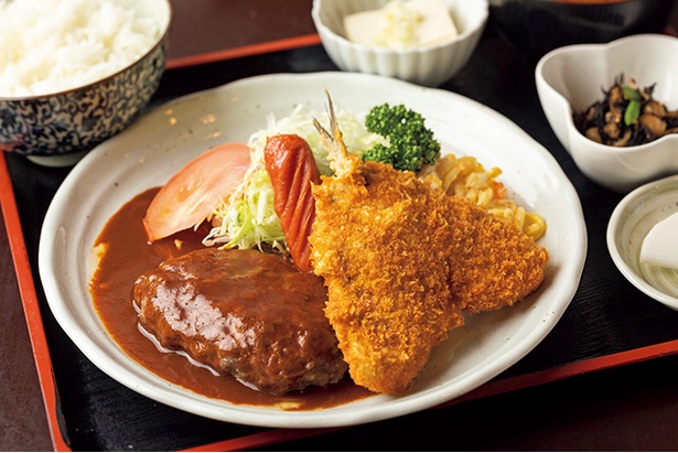 ｢B定食｣(1,000円)。タマネギの甘味でコクを出したハンバーグ、アジフライ、ウィンナーがセットに