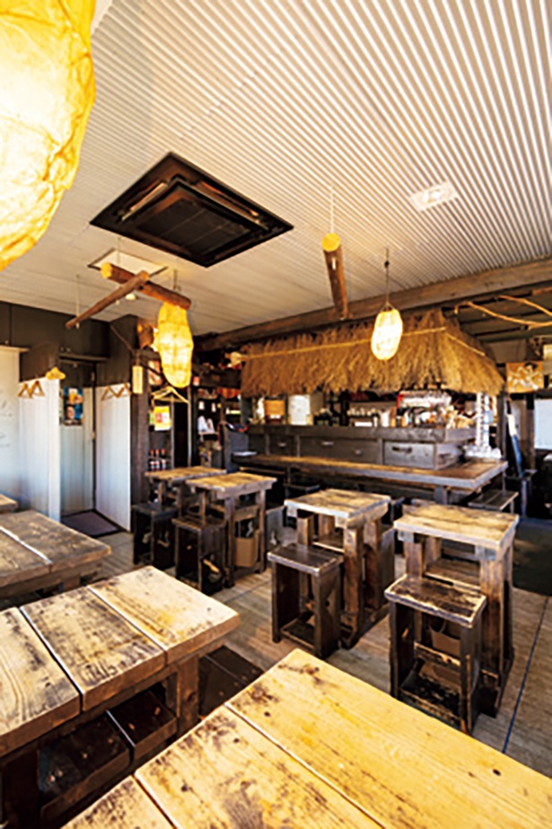 リゾート感ある店内