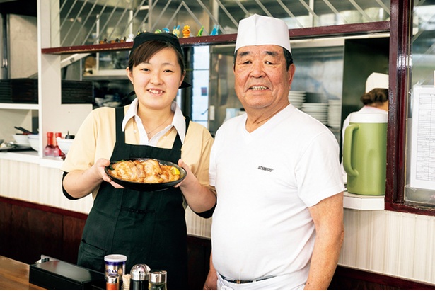 初代店主の平野勝美さんと、跡継ぎの孫・陽歩(あきほ)さん。ほか家族で経営