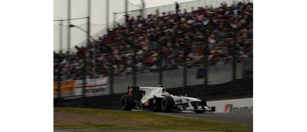 2010　10/8　日本GPフリー走行にて走る小林可夢偉
