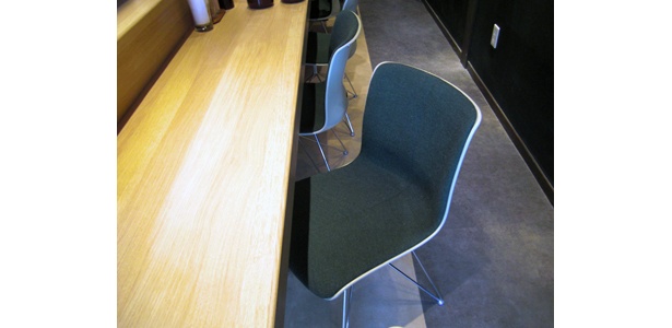 椅子は柳宗理デザイン「コトブキ60（コトブキロクマル）」