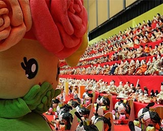 ずらりと並んだ圧巻の雛人形が見られる「段々ロングな雛まつり」が山形県で開催