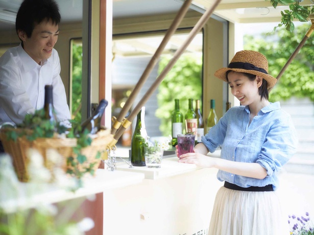 ピーマン通りの飲食店では、ワインに合うピクニックメニューを販売