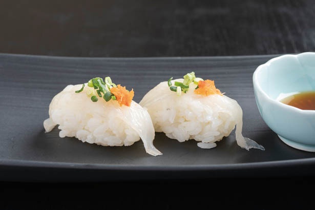 「ふぐにぎり」(1貫 税込 400円)は、ポン酢で味わおう。仕入れにより売切れの場合があるので注意 / 鮨処 秀宏