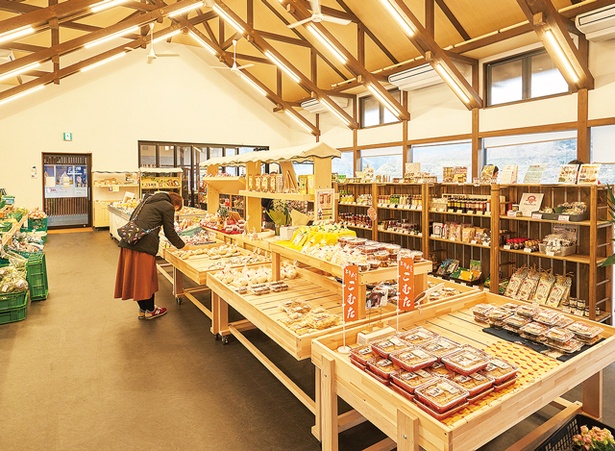 道の駅 のつはる / 物販コーナー。建物は史跡・後藤家住宅を模した