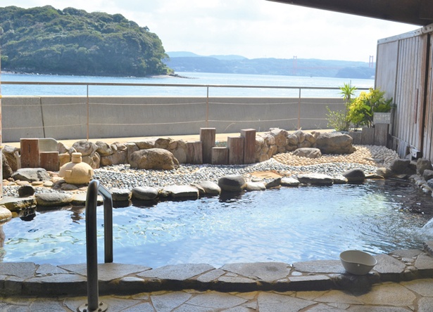 平戸海上ホテル / 海に面し、遠くに平戸大橋も見える「海望露天風呂」は、潮風を肌で感じる絶好のロケーション