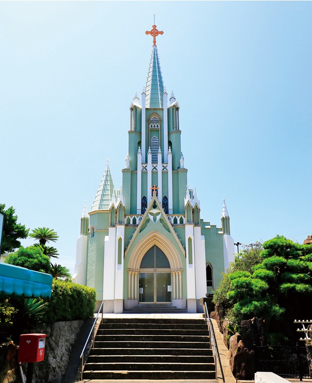 平戸ザビエル記念教会 / 寺院と教会の見える風景も楽しめる