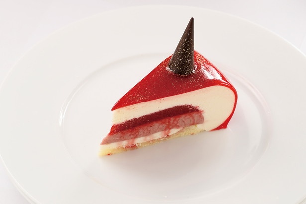 酸味の効いた、赤いスタッズケーキ / ヒルトン名古屋