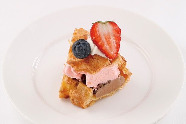 しっとりしたシュー生地に、あっさりしたチョコクリームとさわやかなイチゴクリームを2層にサンドしたスイーツ / ストリングスホテル 八事 NAGOYA