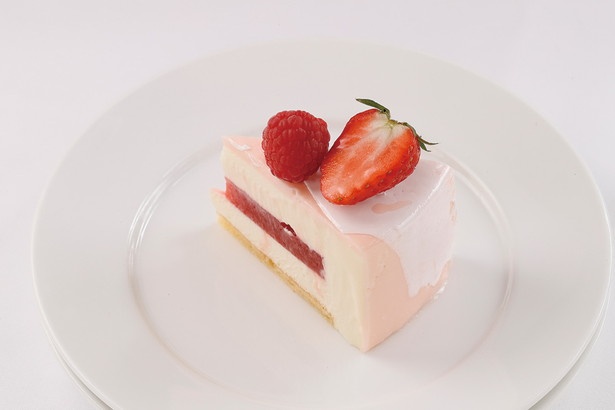 味わいは濃厚ながら、なめらかで軽い口当たりのホワイトチョコのムースに、プルプルで甘酸っぱいいちごのゼリーを合わせた1品 / ストリングスホテル 八事 NAGOYA