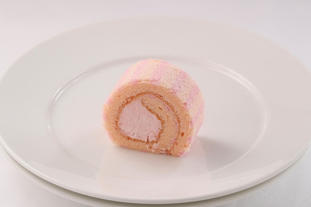 生地とクリームの両方にイチゴ入り!  いちごのロールケーキ / ストリングスホテル 八事 NAGOYA