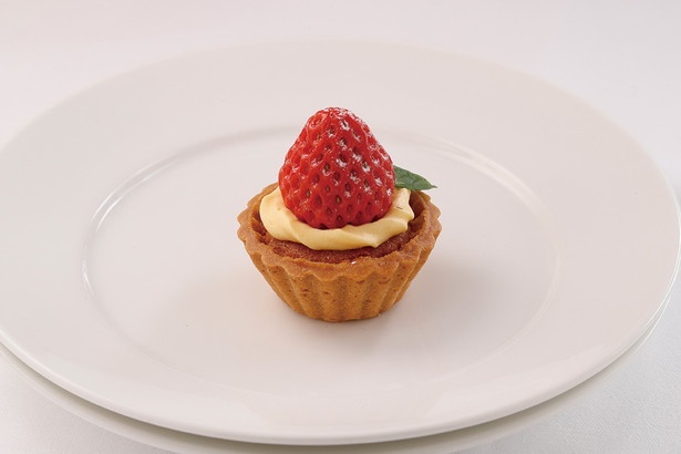 イチゴとカスタードがマッチしたいちごのタルト。小ぶりサイズなので何個でも食べられそう / ストリングスホテル 八事 NAGOYA