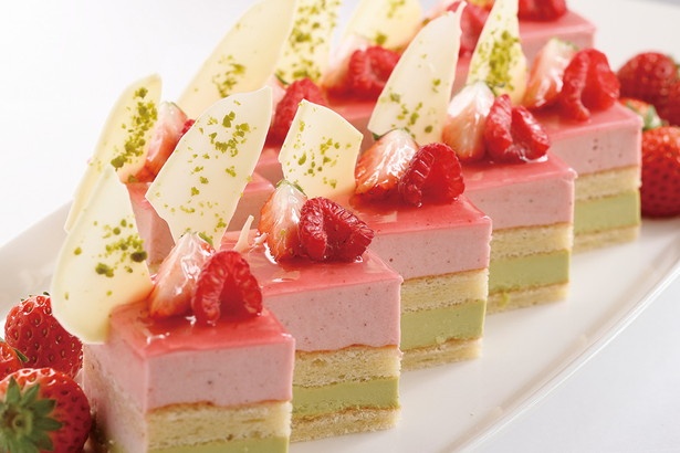 イチゴはムースに、ピスタチオはババロアにして、異なる食感を演出した。ピスタチオの風味といちごの酸味が絶妙にマッチ / 名古屋東急ホテル