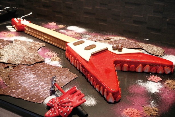 【写真を見る】本物のギターのような質感のスイーツ「ストロベリーメタル・ギター」は、盛り付けパフォーマンスも要チェック！
