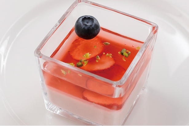 「苺のババロア」は、プルプル＆なめらかな食感のババロアといちごゼリーの組み合わせ