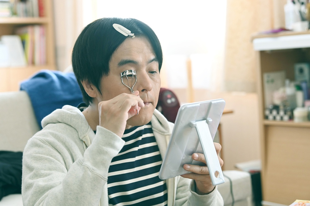 【写真を見る】バカリズムが銀行勤めのOLに!?