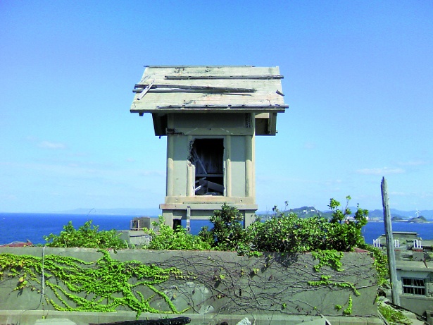 危険と隣り合わせの鉱員たちの心の拠りどころであった端島神社。現在は祠のみが残っている