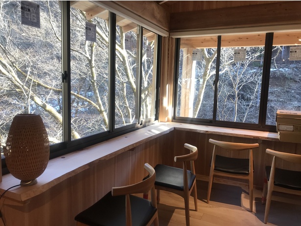 窓の外には檜原村の大自然が広がり、癒やしの時間を過ごせる