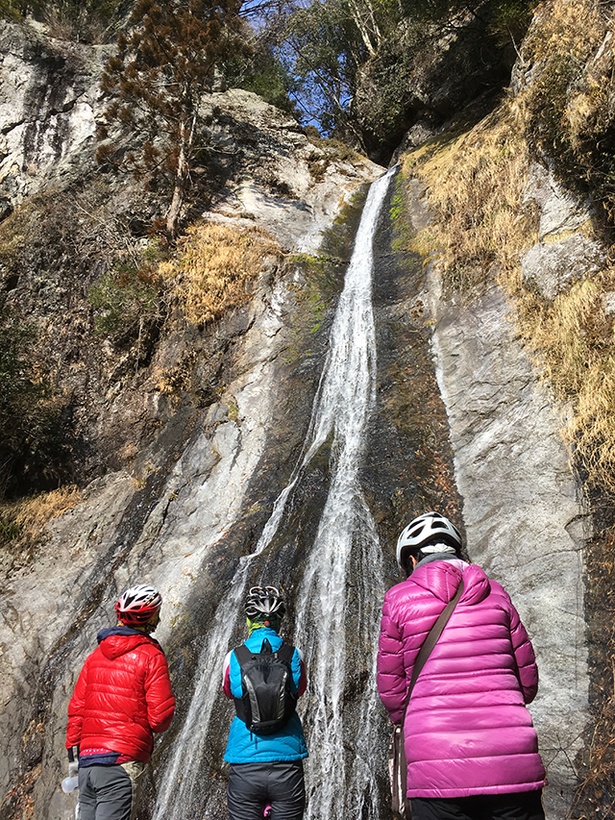 山の中腹を流れ落ちる「天狗滝」も人気スポット。自転車を降りて15分ほど歩いた人だけが出合うことができる