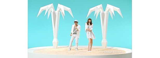 ビーチを模したステージに立つ二人