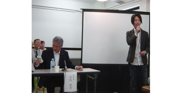 テーブルマジックの講座を開く新子景視さんのマジックに驚く平松大阪市長