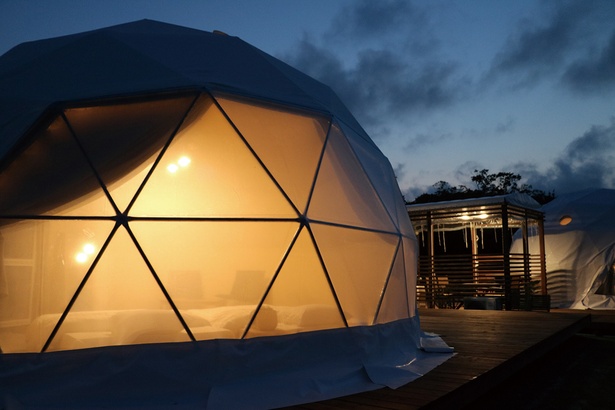 開放感抜群の大きな窓から、ライトアップされた緑や星空を眺めてのんびり。通常のテントより丈夫な構造になっている「ドーム型テント」