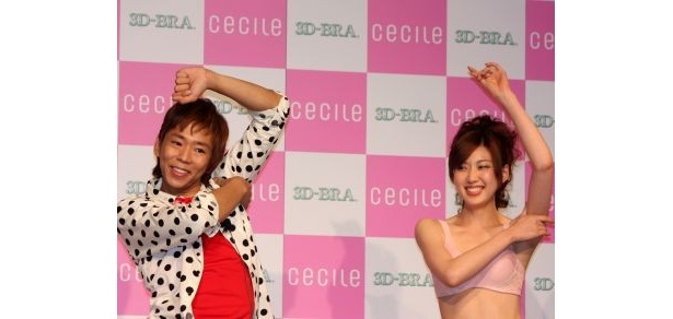 【写真】美人モデルと「ドドスコ」ダンスを披露！