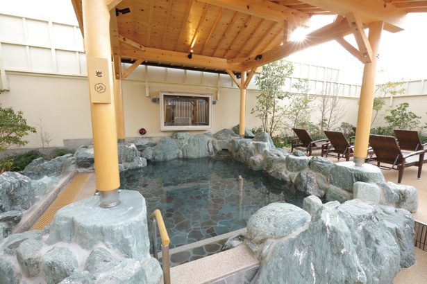 「岩ゆ」は野趣満点の湯。テレビを見て長風呂しそう