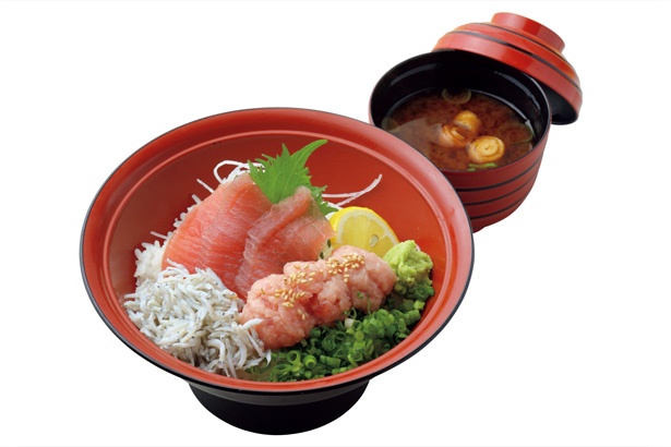 ご飯を覆うほどのったマグロ、ネギトロ、シラスが贅沢な「三色丼」(税込 1090円)