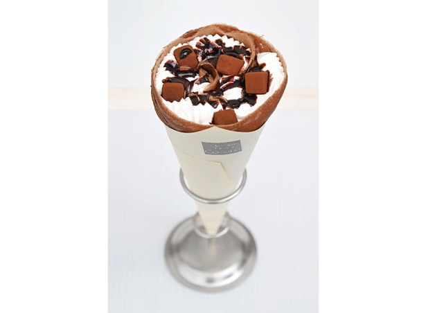 【写真を見る】チョコレートハウス ココロ / 生地にココアを練り込んだ「生チョコスイートクレープ」(535円・税込)。なめらかなチョコの口溶けを楽しんで