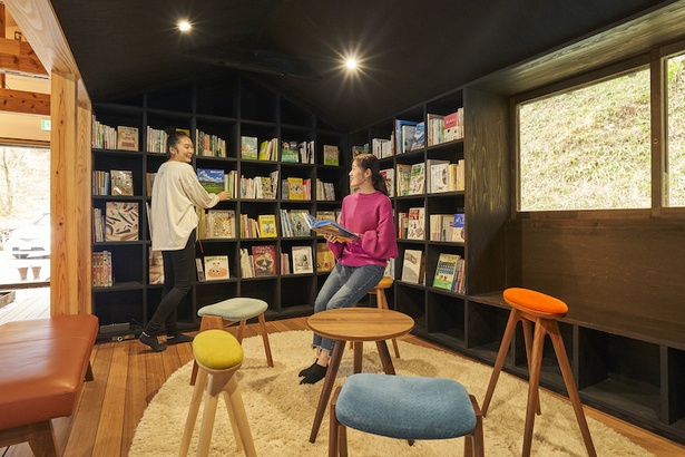 リニューアルした管理棟には図書室もあり、施設利用者は自由に読書ができる。エアコン完備で快適なスペース