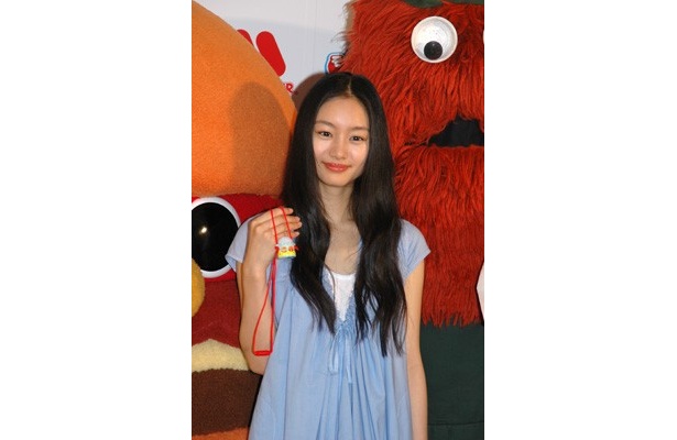 青いワンピースで登場した忽那さん