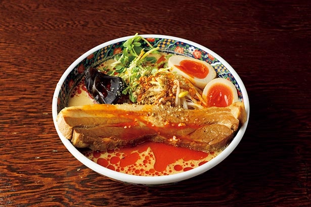 仕上げにのせるクルミと花椒が食欲をそそる「濃厚角煮タンタン麺」