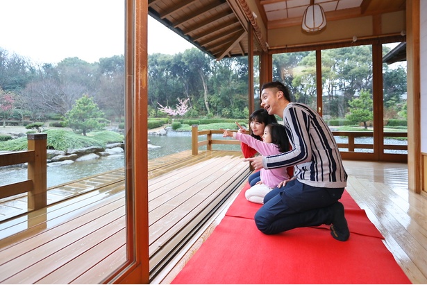 茶室「蘆庵」からの眺めは日本ならではの美意識に彩られている