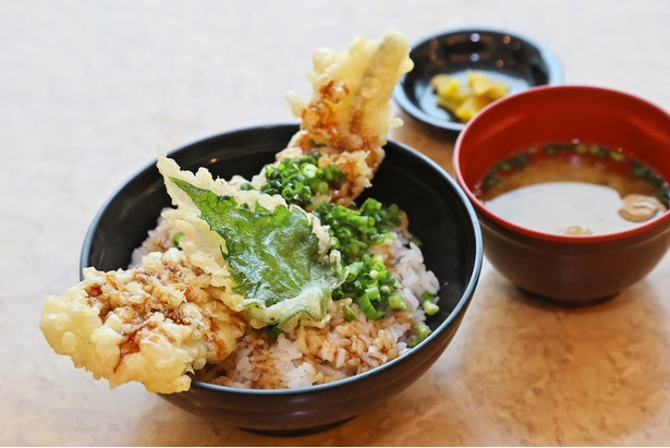 どん！とのった大きなアナゴに目を奪われる「穴子天丼」(税込710円)