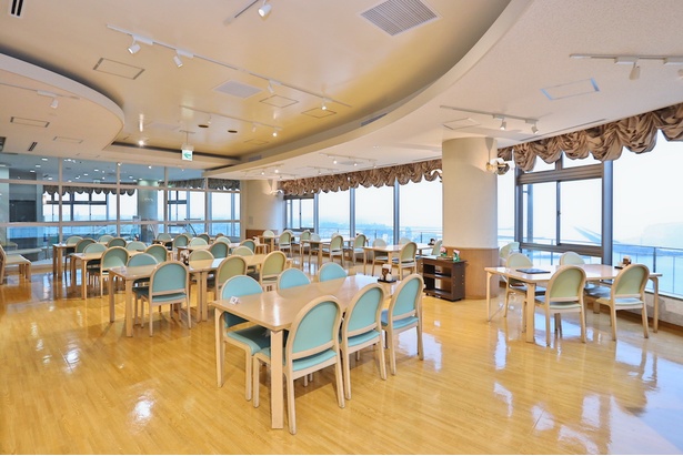 響灘を一望するレストラン「海香亭」。美しい眺望もごちそうだ