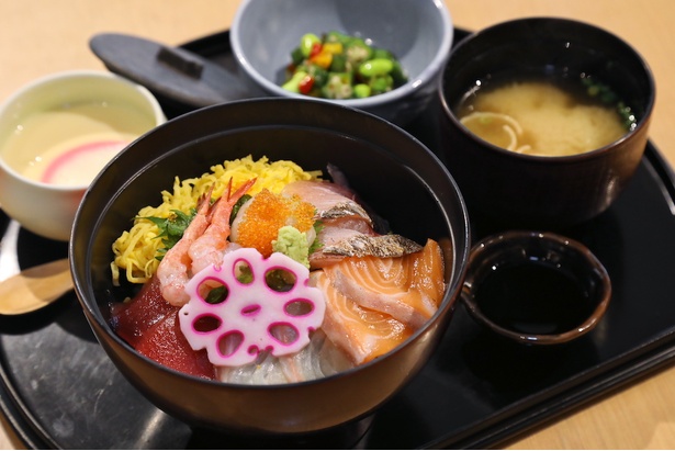 「海鮮丼」(税込1450円)。7種の魚介はどれも鮮度抜群