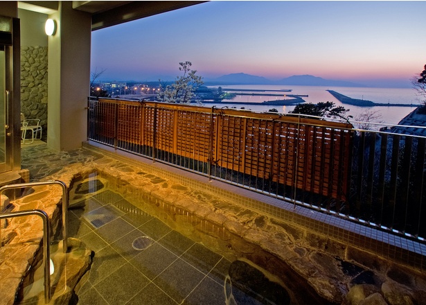 玄海灘を一望できる展望露天風呂「しおさいの湯」。広々とした大浴場も備える