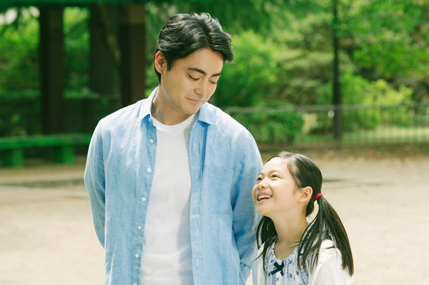 『ステップ』では父・健一(山田孝之)と二人三脚で暮らす娘・美紀を好演